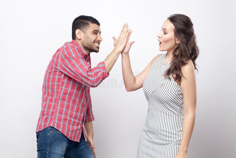 Hauts cinq Portrait de vue de côté de profil d'homme bel heureux dans la chemise à carreaux rouge et la belle femme dans la robe photo stock Hauts cinq Portrait de vue de côté de profil d'homme bel heureux dans la chemise à carreaux rouge et la belle femme dans la robe photo stock