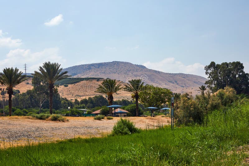 Hav av den Galilee sikten från den kust- remsan till berget och palmträden Juli arkivbilder Hav av den Galilee sikten från den kust- remsan till berget och palmträden Juli arkivbilder