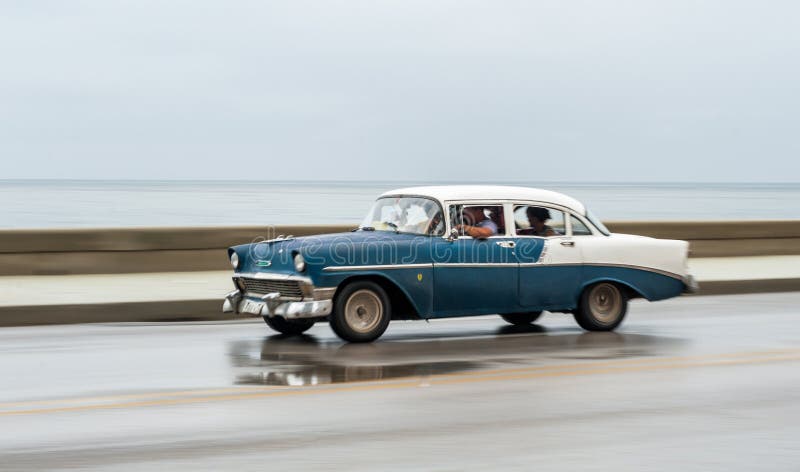 HAVANA, CUBA - 21 DE OUTUBRO DE 2017: Carro velho em Havana, Cuba Pannnig Veículo retro que usa-se geralmente como um táxi para p imagens de stock royalty free HAVANA, CUBA - 21 DE OUTUBRO DE 2017: Carro velho em Havana, Cuba Pannnig Veículo retro que usa-se geralmente como um táxi para p imagens de stock royalty free