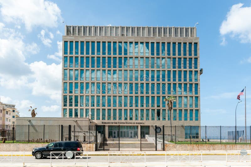 HAVANA, CUBA - 23 DE OUTUBRO DE 2017: Havana, Cuba e embaixada do Estados Unidos da América no fundo imagem de stock HAVANA, CUBA - 23 DE OUTUBRO DE 2017: Havana, Cuba e embaixada do Estados Unidos da América no fundo imagem de stock