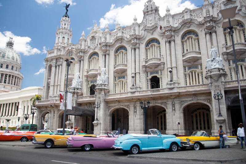 Havana, Cuba Mening van uitstekende auto's en de oude bouw dichtbij Capitolio stock fotografie Havana, Cuba Mening van uitstekende auto's en de oude bouw dichtbij Capitolio stock fotografie