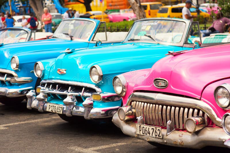 Havana, Cuba - November, 2018: Kleurrijke uitstekende klassieke Amerikaanse die auto's op de straat van Oud Havana, Cuba worden g royalty-vrije stock fotografie Havana, Cuba - November, 2018: Kleurrijke uitstekende klassieke Amerikaanse die auto's op de straat van Oud Havana, Cuba worden g royalty-vrije stock fotografie