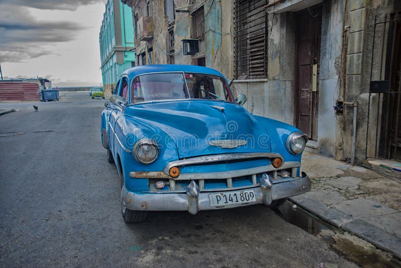 HAVANA, KUBA - 4. DEZEMBER 2015 Klassisches amerikanisches Auto der blauen Weinlese stockfotos HAVANA, KUBA - 4. DEZEMBER 2015 Klassisches amerikanisches Auto der blauen Weinlese stockfotos