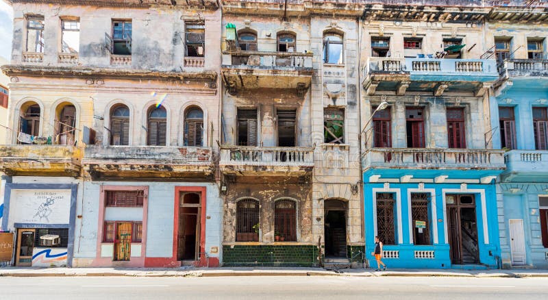 HAVANA, KUBA - 20. OKTOBER 2017: Bunte Gebäude Havana Old Town Street Architectures lizenzfreie stockfotos HAVANA, KUBA - 20. OKTOBER 2017: Bunte Gebäude Havana Old Town Street Architectures lizenzfreie stockfotos