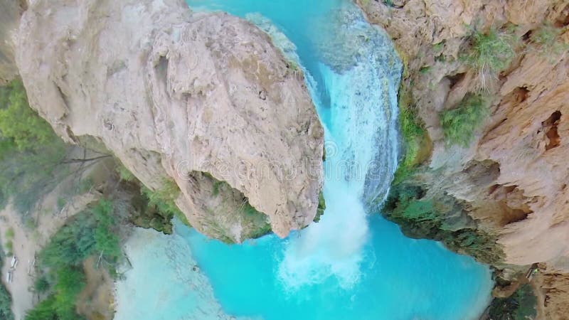 Havasu creek con cascada en el gran cañón almacen de video