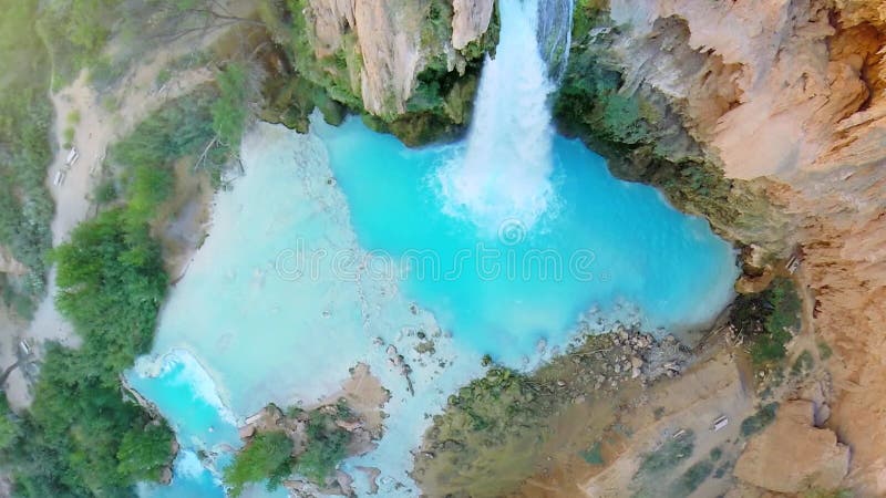 Havasu de cascada cae en gran cañón en otoño almacen de video