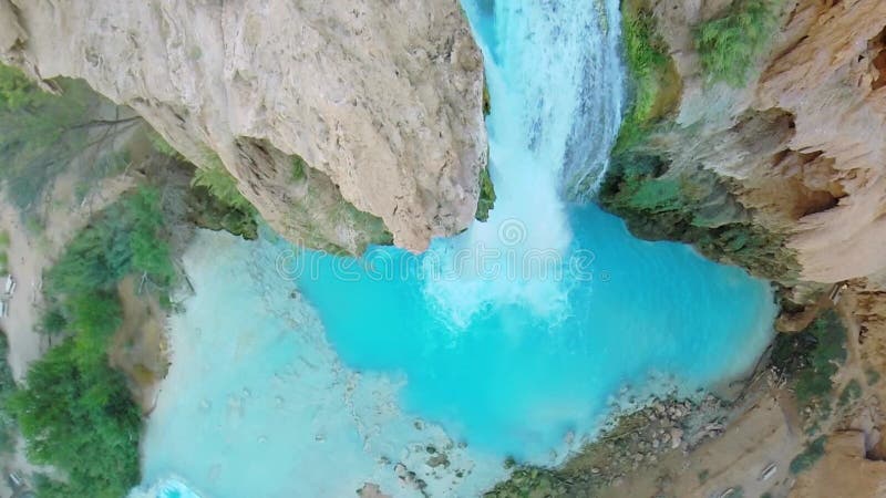 Havasu de cascada en el gran cañón en el día de otoño. almacen de video