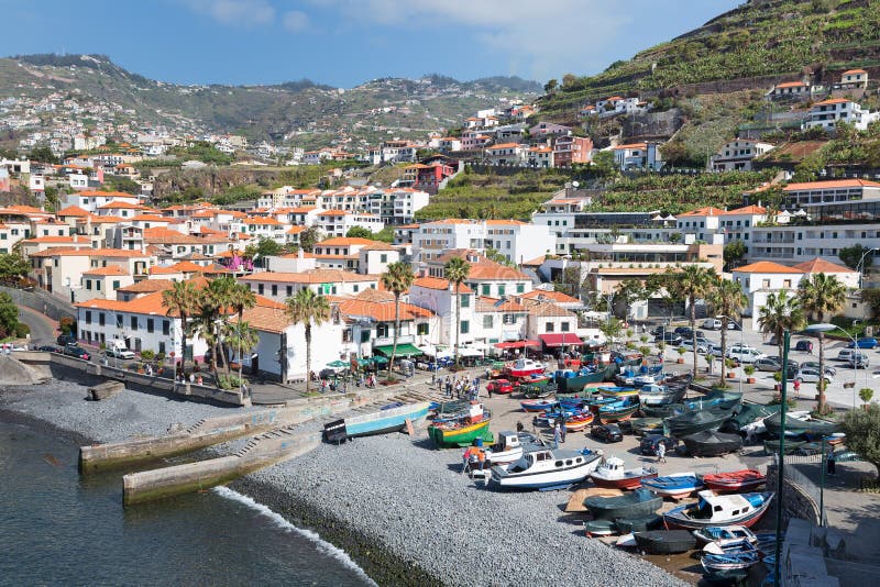 Haven met toeristen en visserijschepen in Funchal, Portugal royalty-vrije stock afbeelding Haven met toeristen en visserijschepen in Funchal, Portugal royalty-vrije stock afbeelding