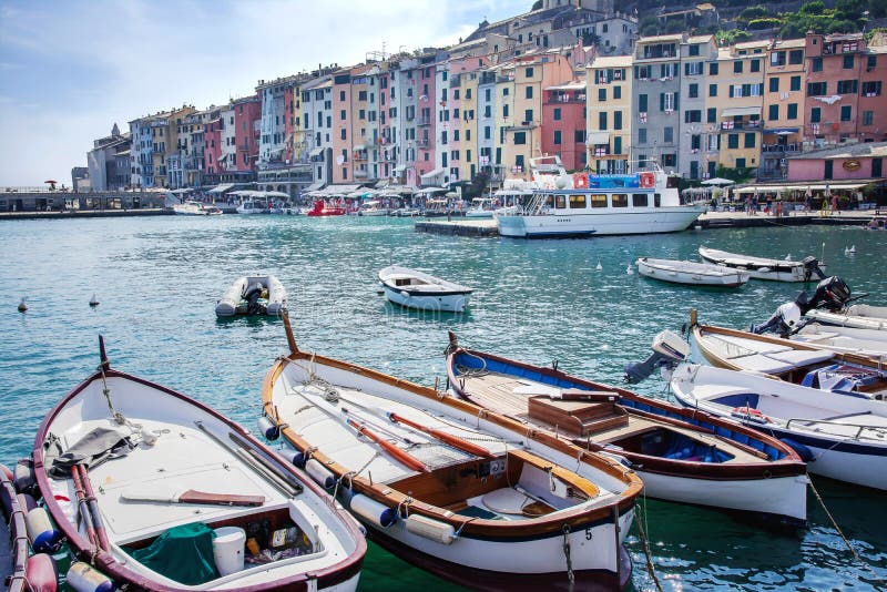 Haven Portovenere, Spezia, Italië, Ligurië: 08 augustus 2018 Panorama van kleurrijke schilderachtige haven van Porto Venere Menin royalty-vrije stock fotografie Haven Portovenere, Spezia, Italië, Ligurië: 08 augustus 2018 Panorama van kleurrijke schilderachtige haven van Porto Venere Menin royalty-vrije stock fotografie