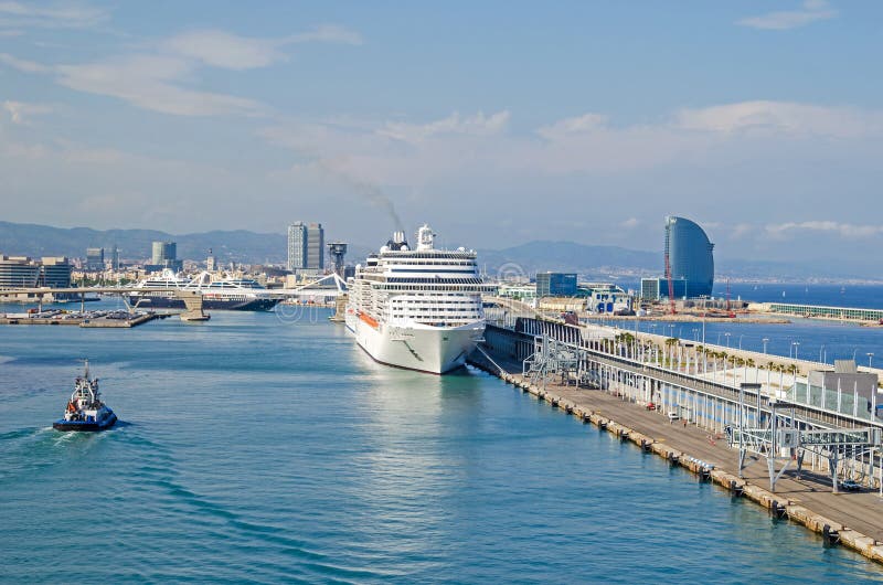 Haven Vell van Barcelona met cruiseterminal royalty-vrije stock foto Haven Vell van Barcelona met cruiseterminal royalty-vrije stock foto