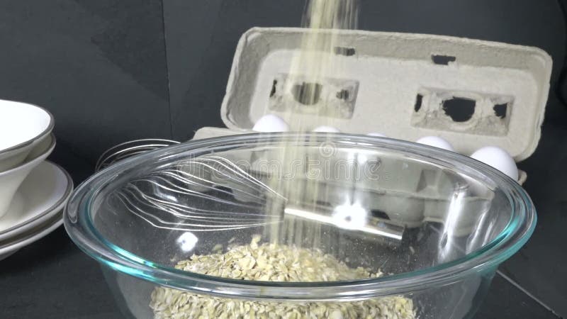 Havermeel gietend mixen in een kom