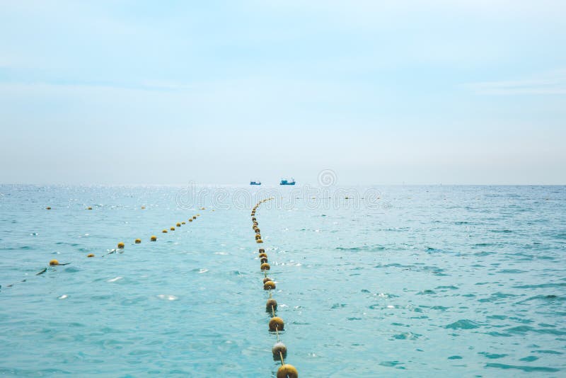 Havet och himlen, tillsammans med fiskebåtarna som bort ser royaltyfri foto Havet och himlen, tillsammans med fiskebåtarna som bort ser royaltyfri foto
