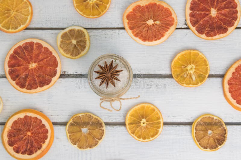 Havet saltar för bad på backrounden från torr citrus royaltyfria foton Havet saltar för bad på backrounden från torr citrus royaltyfria foton