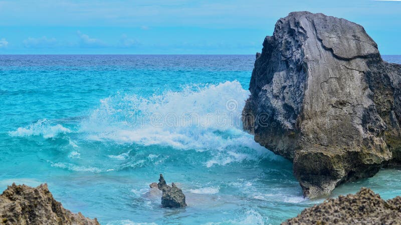 Havet som kraschar in i, vaggar royaltyfri bild