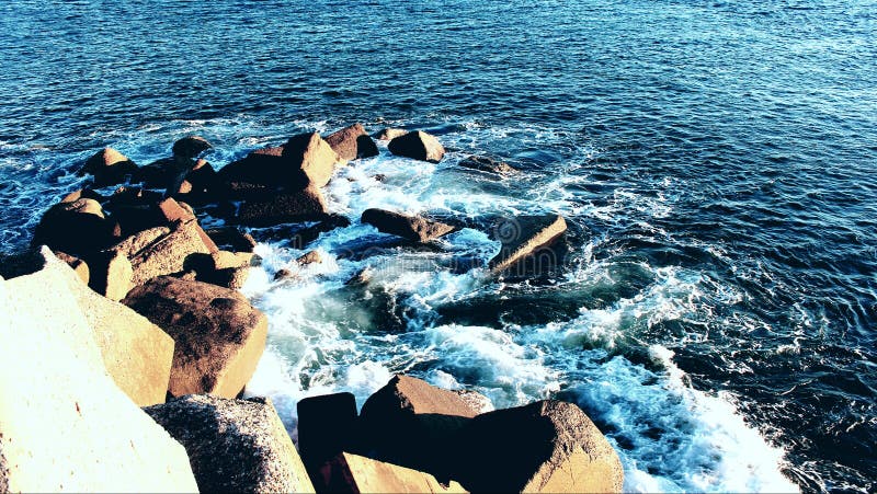 Havet som kraschar mot, vaggar royaltyfria bilder