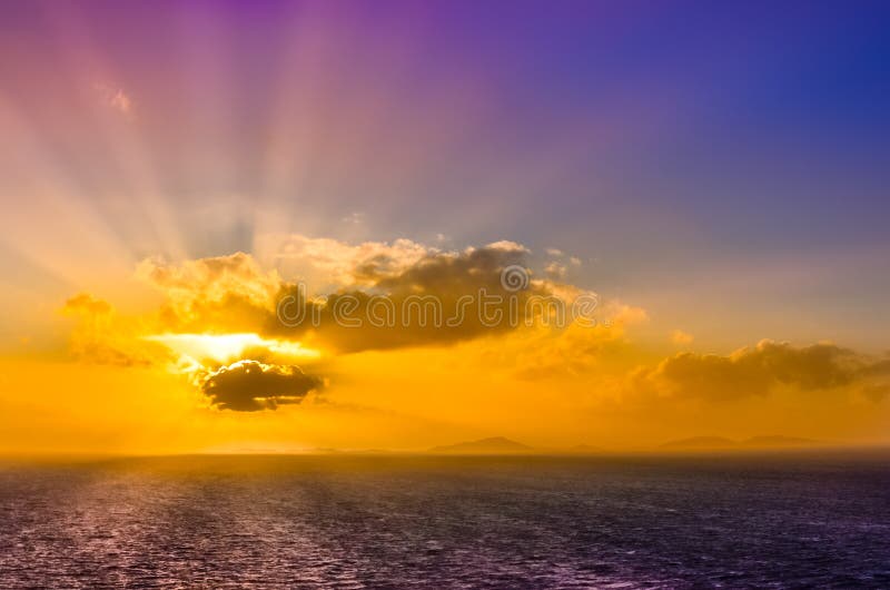 Havlandskapsolnedgång med moln och färgrik himmel arkivfoton Havlandskapsolnedgång med moln och färgrik himmel arkivfoton
