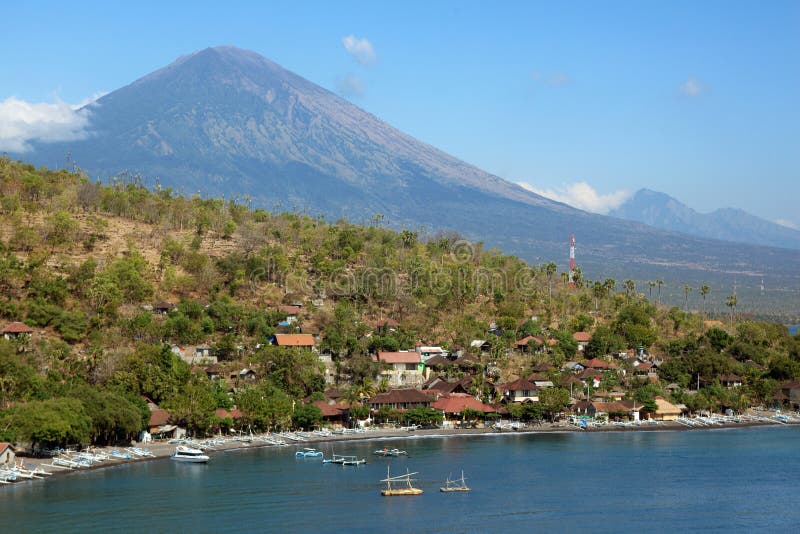 Havsfjärd och den Agung vulkan på ön av Bali royaltyfri fotografi Havsfjärd och den Agung vulkan på ön av Bali royaltyfri fotografi