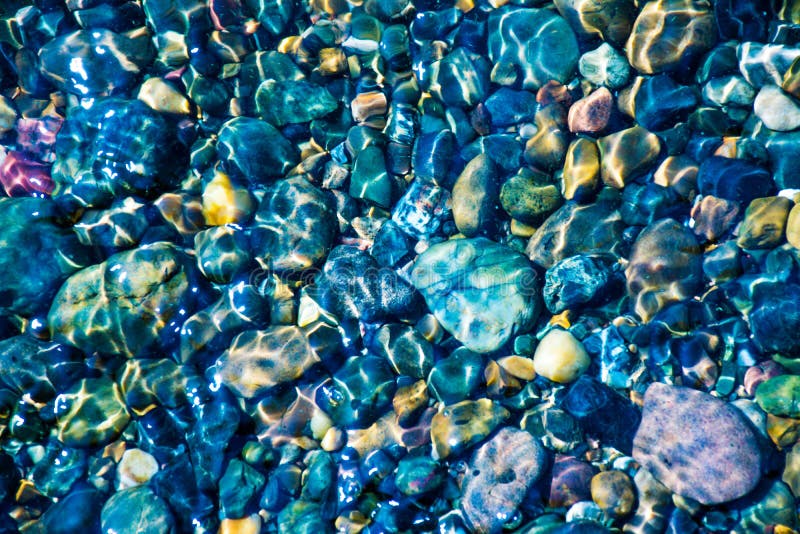 Havsstenar i havsvattnet pebbles under vatten ?vre sikt arkivfoto Havsstenar i havsvattnet pebbles under vatten ?vre sikt arkivfoto