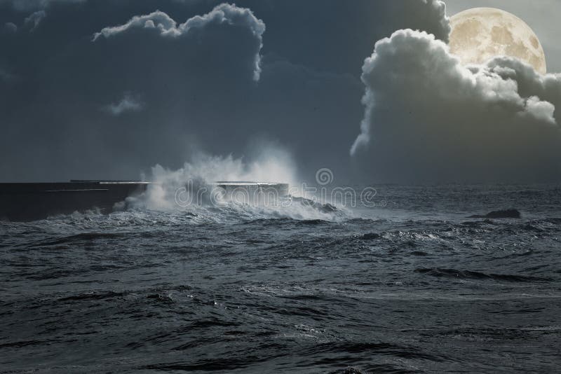 Havsstorm i en fullmånenatt royaltyfri fotografi Havsstorm i en fullmånenatt royaltyfri fotografi