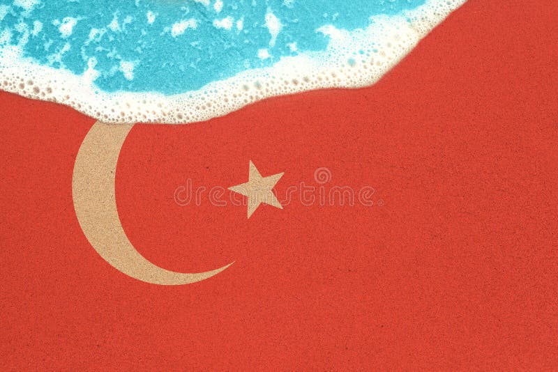 Havsvåg på den soliga sandiga stranden med flaggan Turkiet r royaltyfri bild Havsvåg på den soliga sandiga stranden med flaggan Turkiet r royaltyfri bild