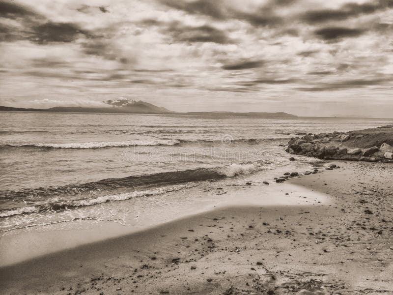 Havsvåg på sandstranden med vind-, textur-, bokech-, färg- och svartvitt royaltyfri bild Havsvåg på sandstranden med vind-, textur-, bokech-, färg- och svartvitt royaltyfri bild