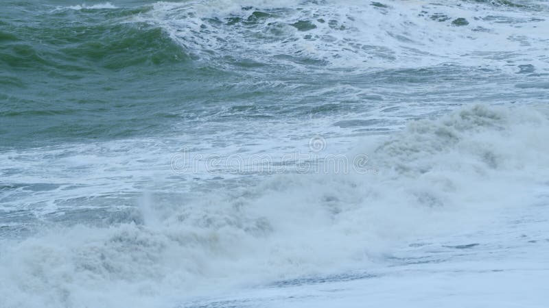 Havsvågor under stormen. dålig vädercyklonorkanvind. statisk.