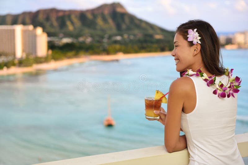 Hawaiansk kvinna som dricker Mai Tai i Waikiki, Hawaii royaltyfria foton Hawaiansk kvinna som dricker Mai Tai i Waikiki, Hawaii royaltyfria foton