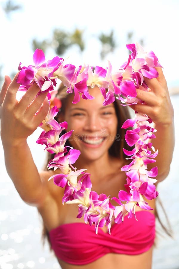 Hawaii-Frau, die Blumenleugirlande zeigt stockfoto Hawaii-Frau, die Blumenleugirlande zeigt stockfoto