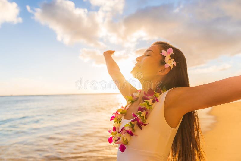Hula Danseuse Poupée Sur Hawaii Voiture Voyage De Voyage En Voiture. Aloha  Mini Poupée Fille Dansant Sur Le Tableau De Bord Dans Le Paysage De La  Nature Tropicale. Tourisme Et Concept De