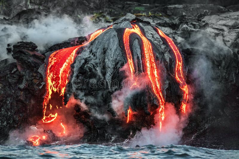 Hawaii lavaflöde som kommer in i havet på stora ön från kilauea vulcano. Vulkanutfällning från vatten. röd arkivfoton