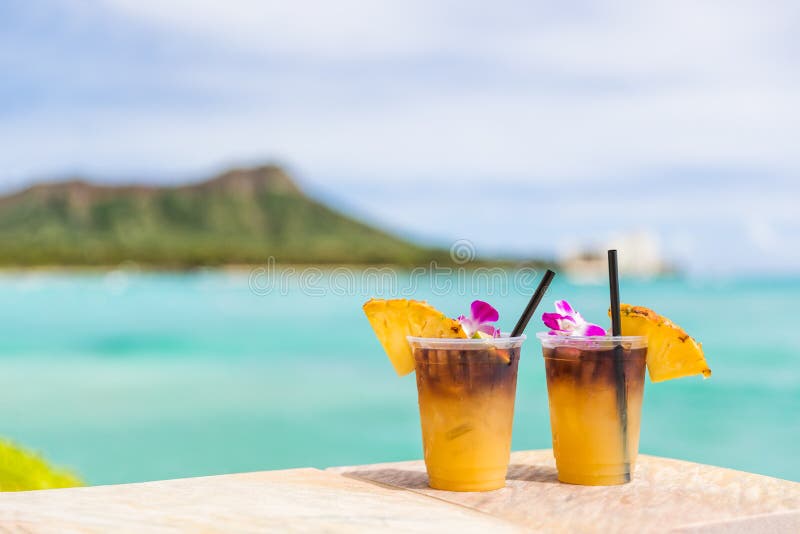 Hawaii mai tai drinkt op de wikiki strandvakantie in honolulu hawaii. beroemde hawaiiaanse drankencocktails met een beroemde drank