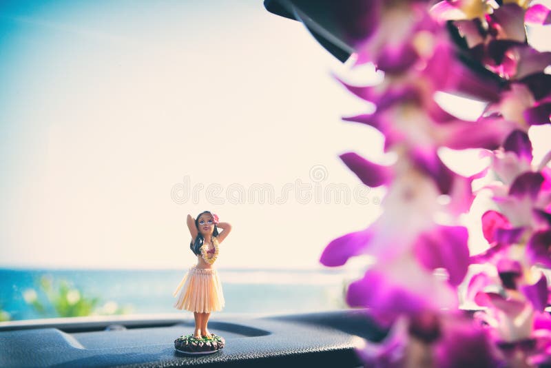 Danseuse Hawaii Hula Fille Poupée Sur Le Tableau De Bord De La Voiture  Voyage D'été Voyage Vacances Femme Danseuse à Ocean Beach Photo stock -  Image du lettres, esprit: 234514510