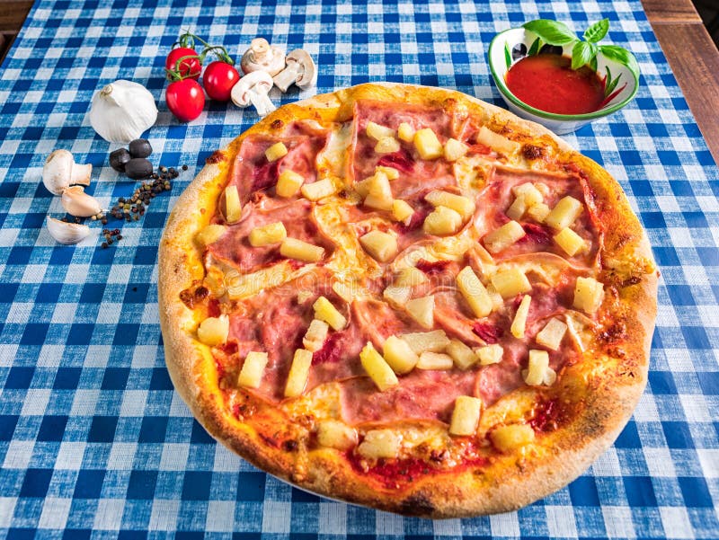 Hawaiiaanse ananas en hampizza met kaas stock afbeeldingen Hawaiiaanse ananas en hampizza met kaas stock afbeeldingen