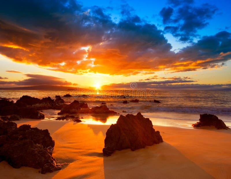 Vibrante tramonto sul Spiaggia.