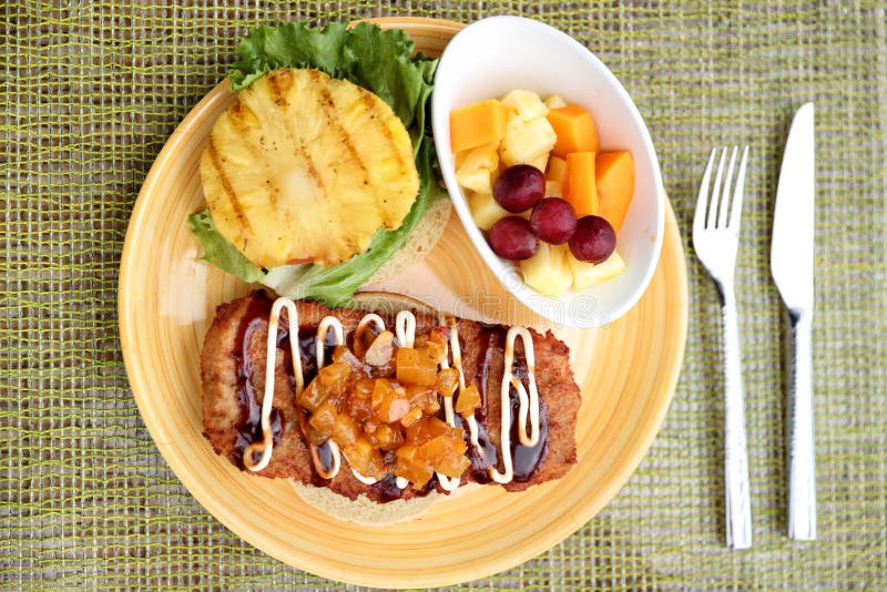 Hawaiischer japanischer Fusionslebensmittel-Hühnerburger lizenzfreie stockfotos Hawaiischer japanischer Fusionslebensmittel-Hühnerburger lizenzfreie stockfotos