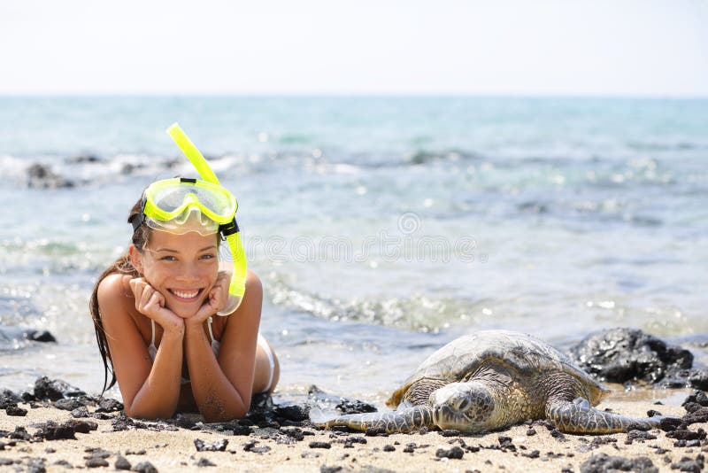 Hawaje dziewczyny dopłynięcie snorkeling z dennymi żółwiami