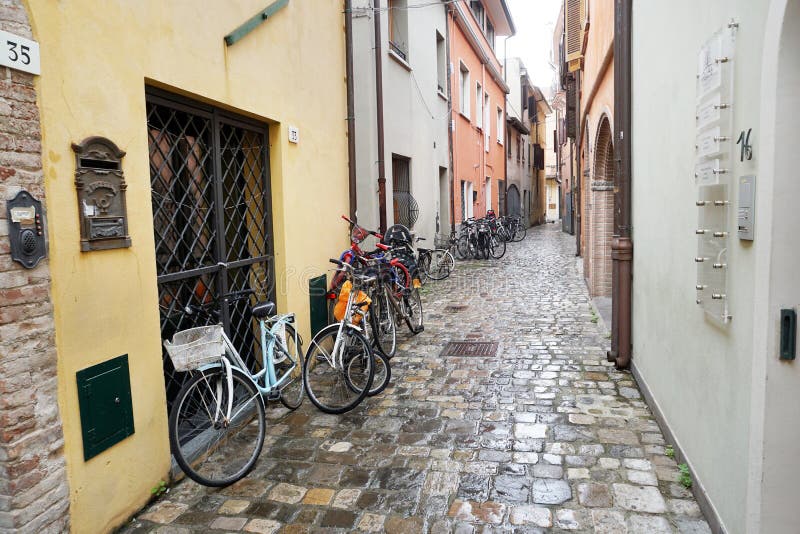 Hay muchas bicicletas cerca de las casas en la estrecha calle antigua del centro histórico de la ciudad fotos de archivo libres de regalías Hay muchas bicicletas cerca de las casas en la estrecha calle antigua del centro histórico de la ciudad fotos de archivo libres de regalías