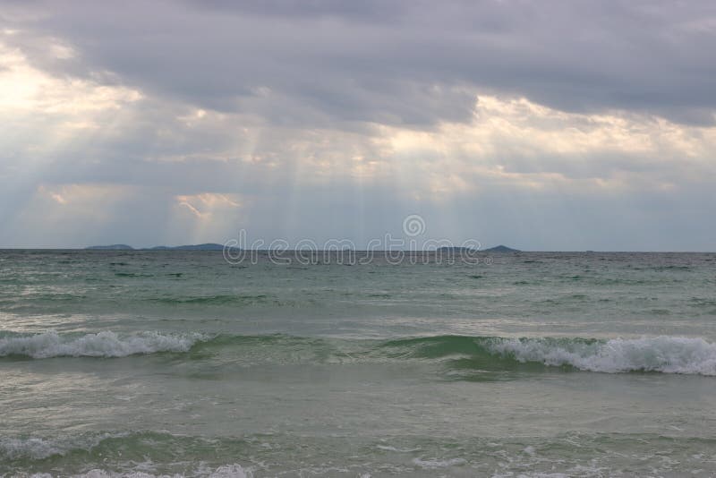 Haz a través del cielo pesado antes de una tormenta potente, visión de Sun desde la costa foto de archivo Haz a través del cielo pesado antes de una tormenta potente, visión de Sun desde la costa foto de archivo