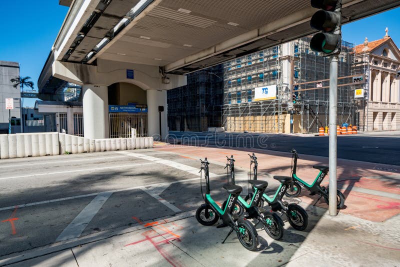 HCBK verhuurde fietsen in het downtown Miami-dockless elektrische vervoer royalty-vrije stock foto HCBK verhuurde fietsen in het downtown Miami-dockless elektrische vervoer royalty-vrije stock foto