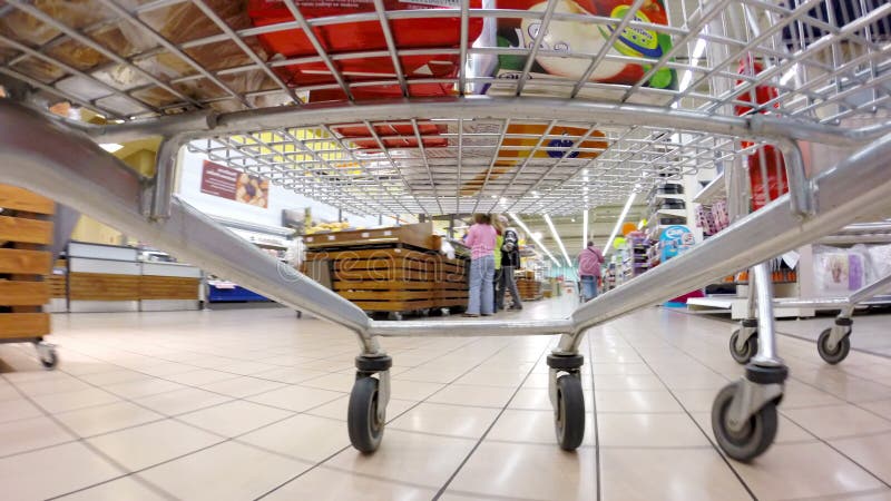 HD 4K (3840X2160) UHDTV: Una cantidad acelerada de una carretilla del supermercado que rueda alrededor el supermercado