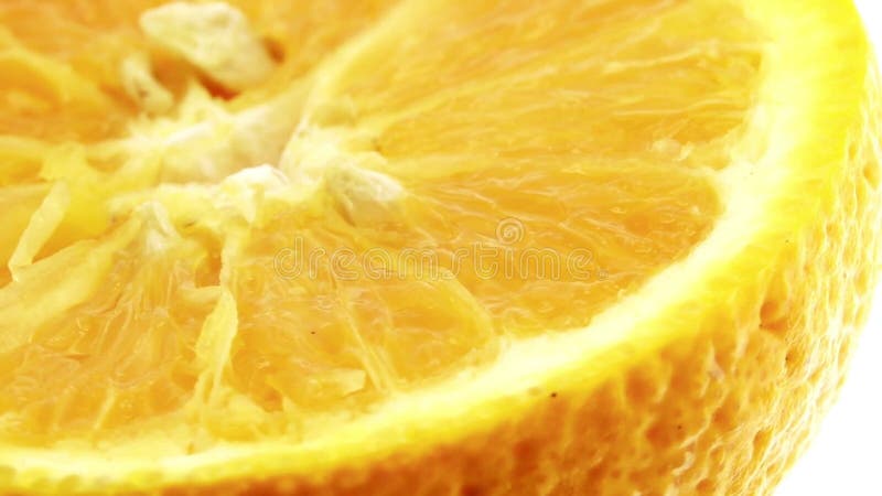 Hd 1080p macro photo de navel orange fruit et roteclose fraîche agrumes orange fond blanc avec vidéo banque de vidéos