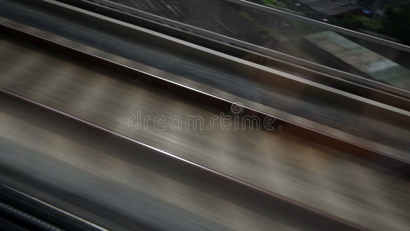 HD - Vista cercana de la pista de ferrocarril que se mueve en la velocidad almacen de metraje de vídeo