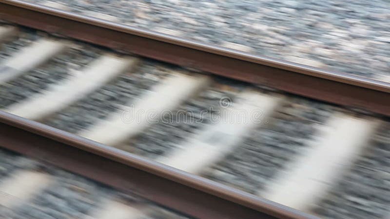 HD - Vista cercana de la pista de ferrocarril que se mueve en la velocidad metrajes