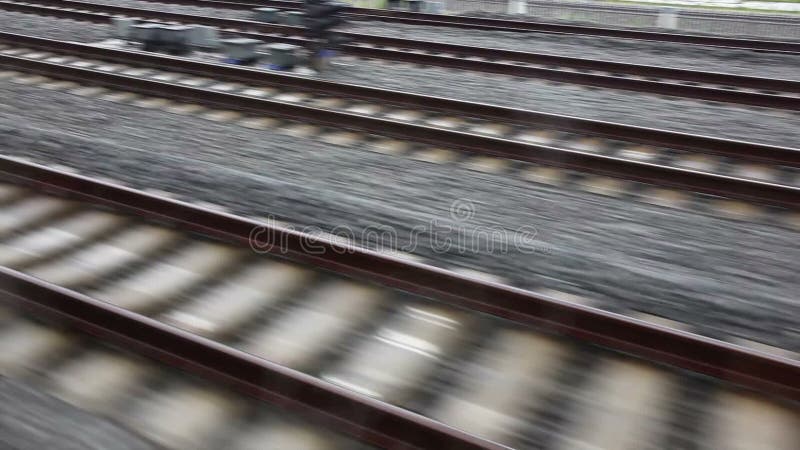 HD - Vista cercana de la pista de ferrocarril que se mueve en la velocidad almacen de metraje de vídeo