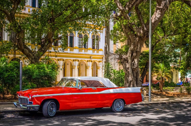 HDR - El coche clásico rojo americano con el tejado blanco parqueó en la calle secundaria en Havana Cuba - el reportaje de Serie imagen de archivo libre de regalías HDR - El coche clásico rojo americano con el tejado blanco parqueó en la calle secundaria en Havana Cuba - el reportaje de Serie imagen de archivo libre de regalías