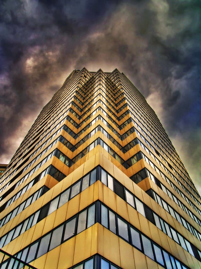 Fotografia HDR dramática de um edifício e nuvens fotos de stock