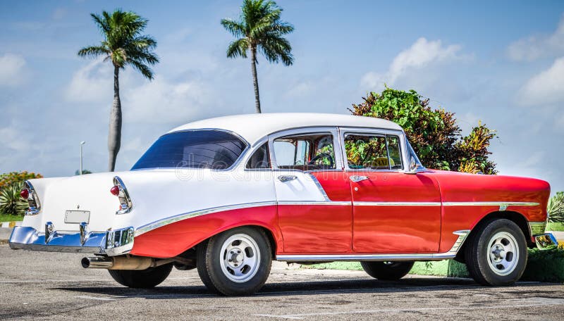 HDR - La voiture classique blanche rouge américaine a garé à Varadero Cuba - reportage de Serie Cuba photographie stock libre de droits HDR - La voiture classique blanche rouge américaine a garé à Varadero Cuba - reportage de Serie Cuba photographie stock libre de droits