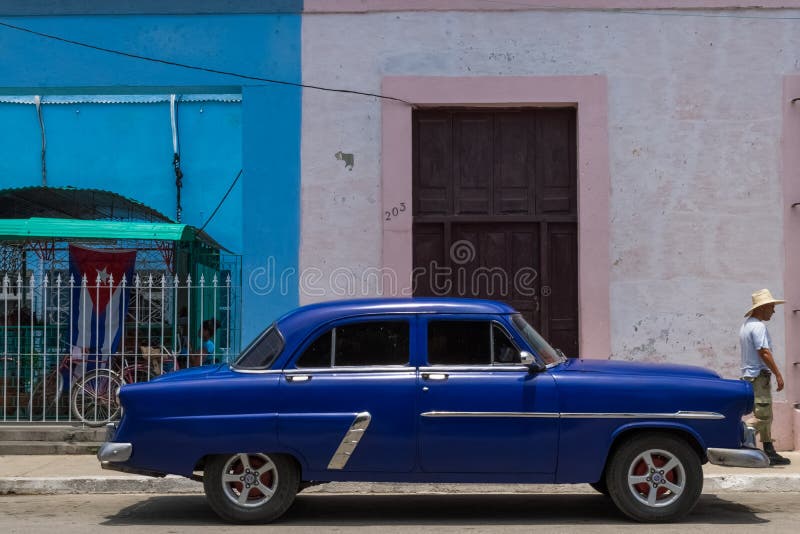 HDR parqueó el coche clásico americano azul en Cuba con un latino imágenes de archivo libres de regalías HDR parqueó el coche clásico americano azul en Cuba con un latino imágenes de archivo libres de regalías