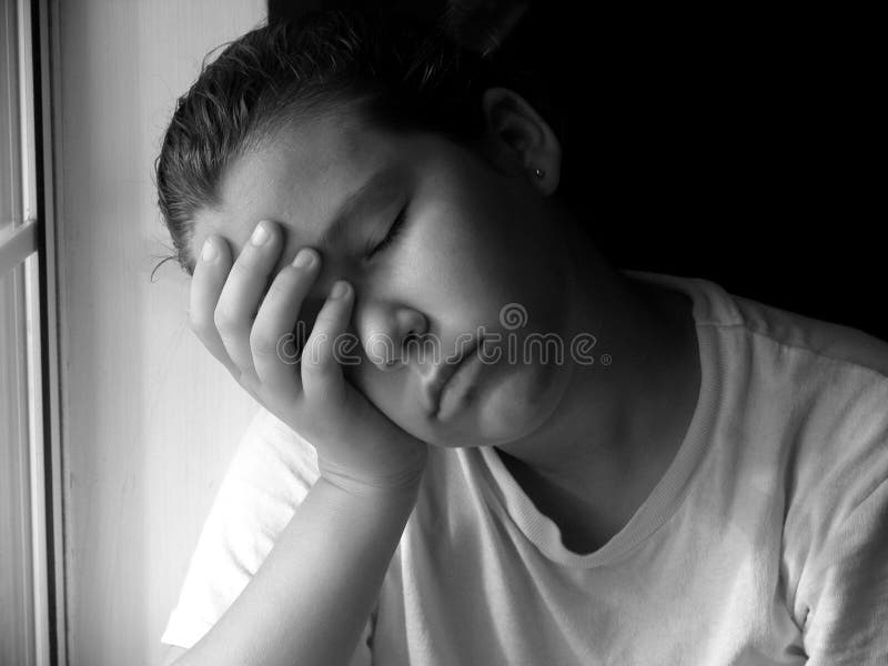 Joven su cabeza en su manos ojos cerrado en en blanco y negro.