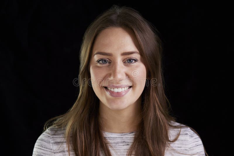 Head och skuldrastudiostående av att le den unga kvinnan fotografering för bildbyråer Head och skuldrastudiostående av att le den unga kvinnan fotografering för bildbyråer